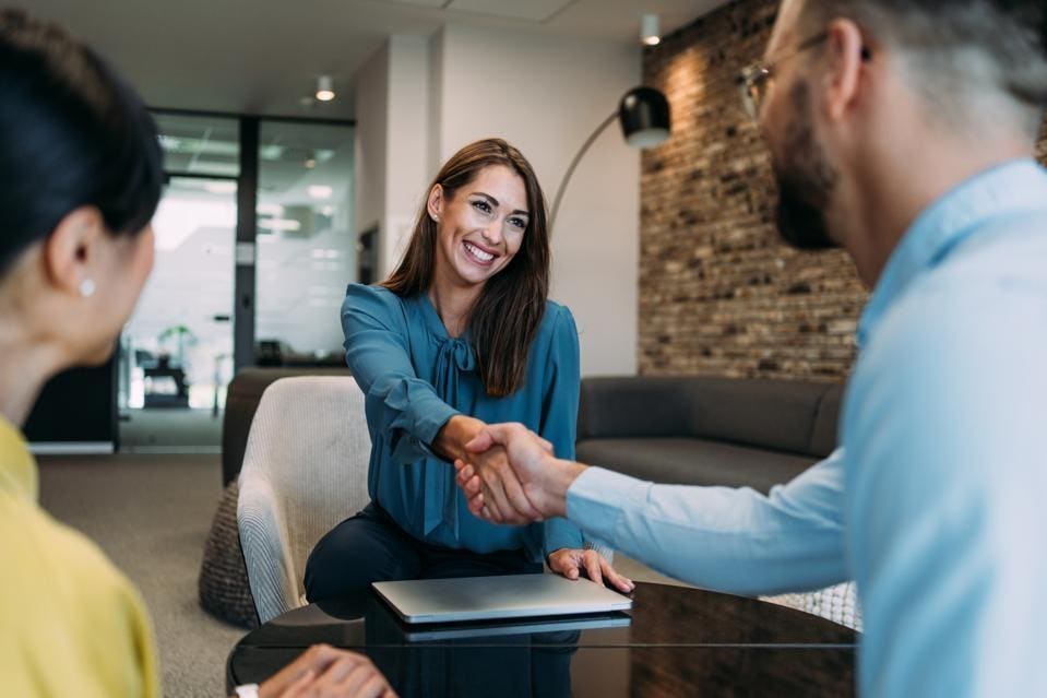 7 Powerful Traits That Instantly Impress Any Hiring Manager